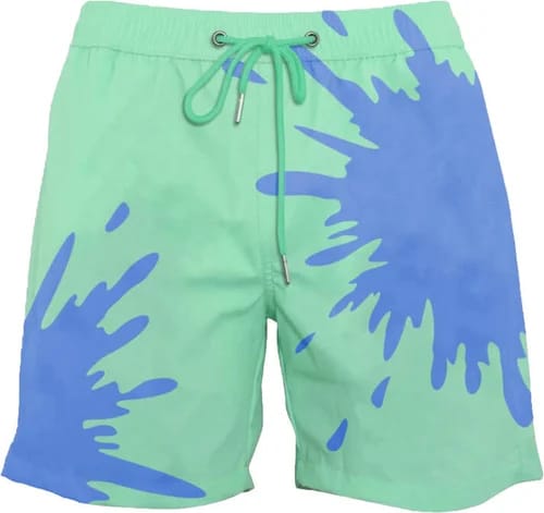 Costume da bagno uomo che rivela una fantasia colorata a contatto con l’acqua